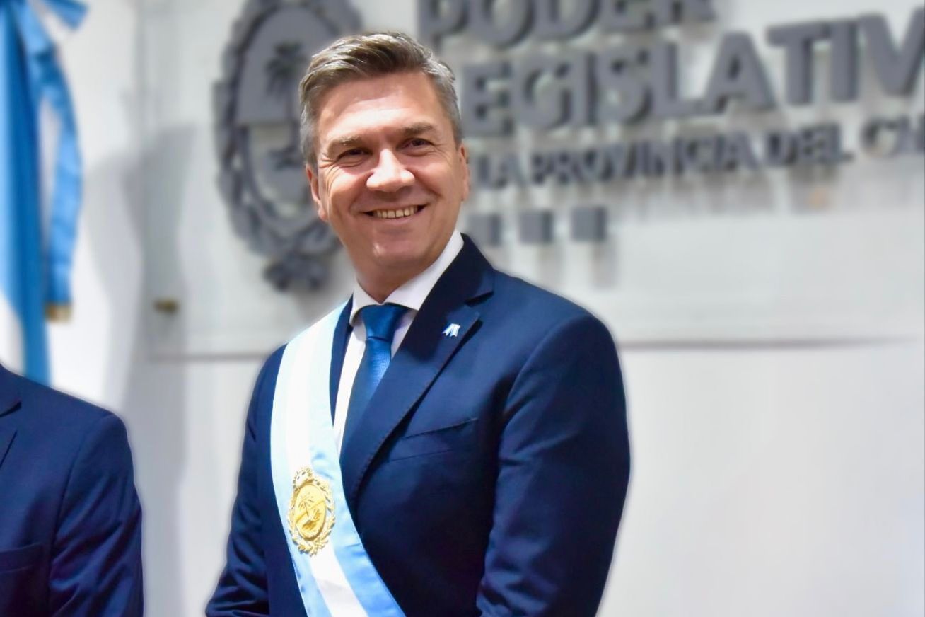EL GOBERNADOR ZDERO RECIBIÓ LA BANDA GUBERNAMENTAL, POR PARTE DE DELGADO