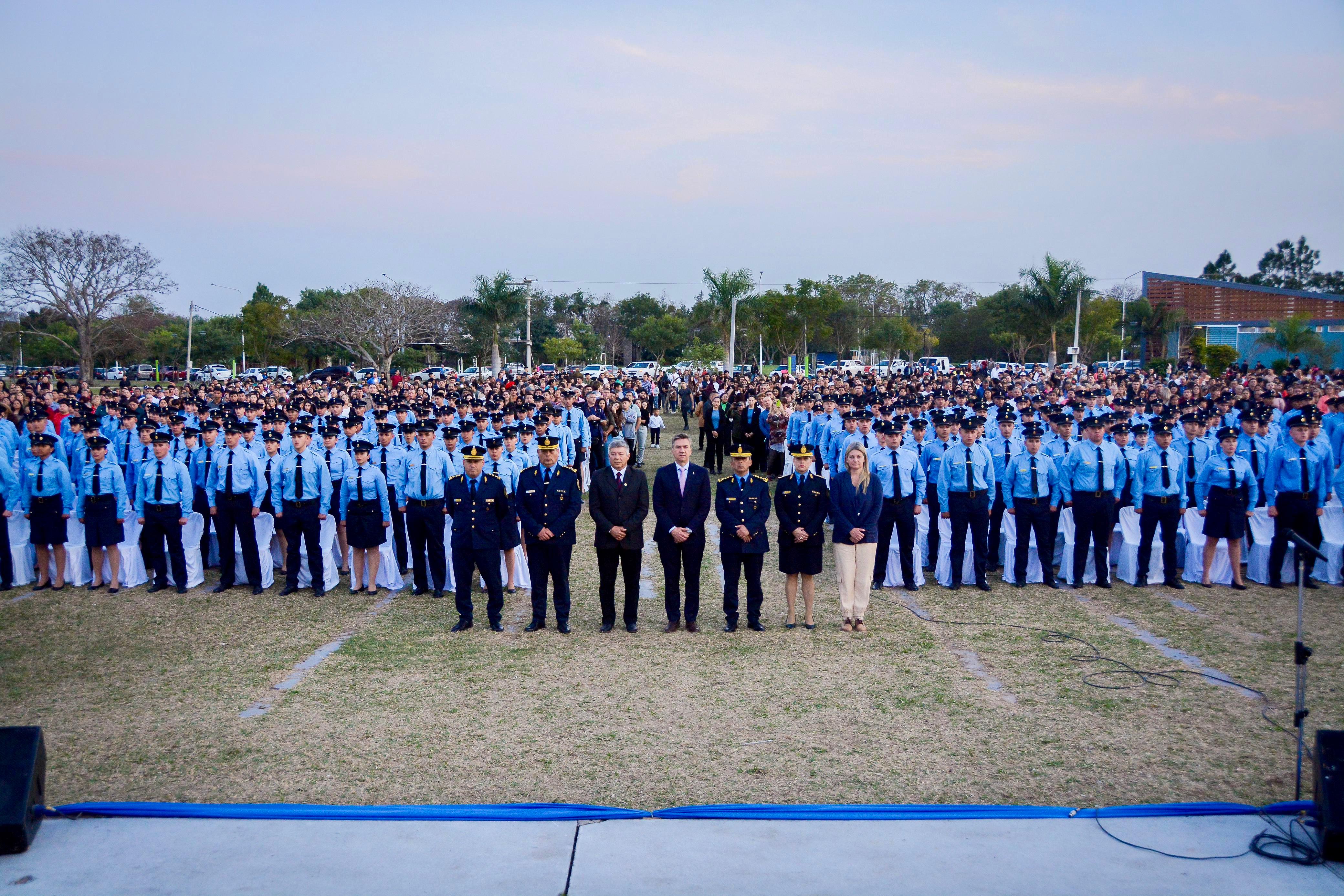VUELTA DE PÁGINA Y PUESTA EN VALOR DE LA TAREA POLICIAL: EL GOBERNADOR ZDERO TOMÓ JURAMENTO A LOS NUEVOS EGRESADOS DE LA ESCUELA DE POLICÍA DEL CHACO