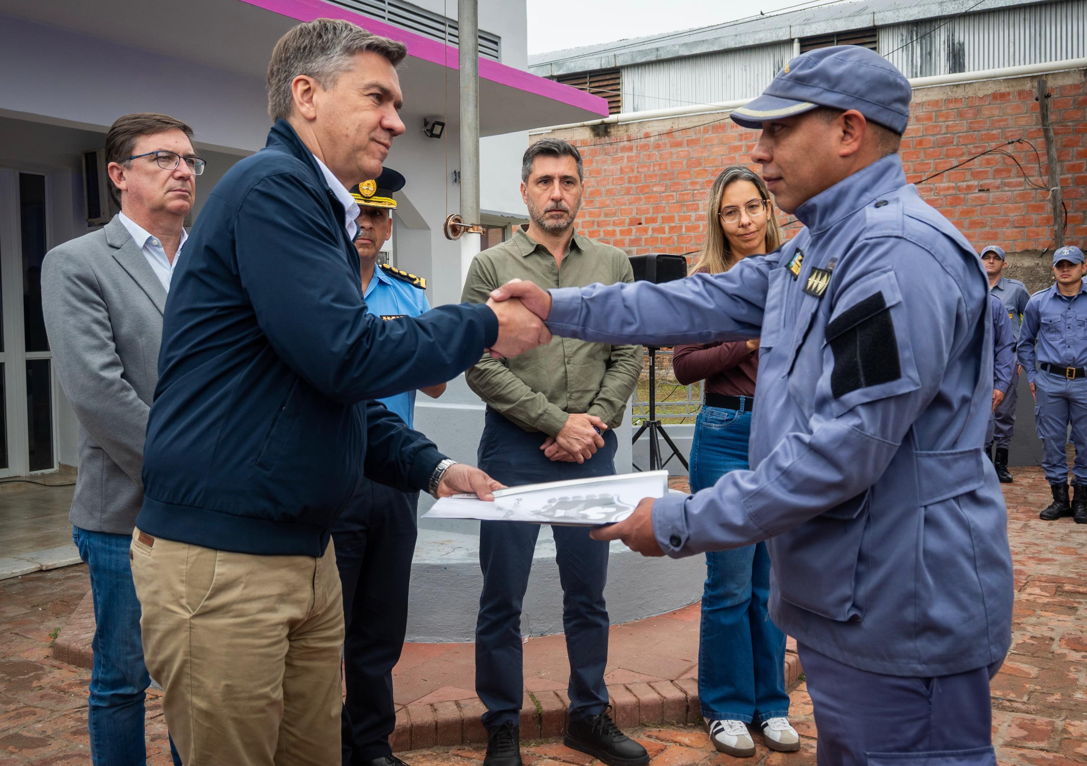 EL PLAN ESTRATÉGICO DE SEGURIDAD AVANZA: ZDERO ENTREGÓ PATRULLERO OKM Y CHALECOS BALÍSTICOS EN PLAZA