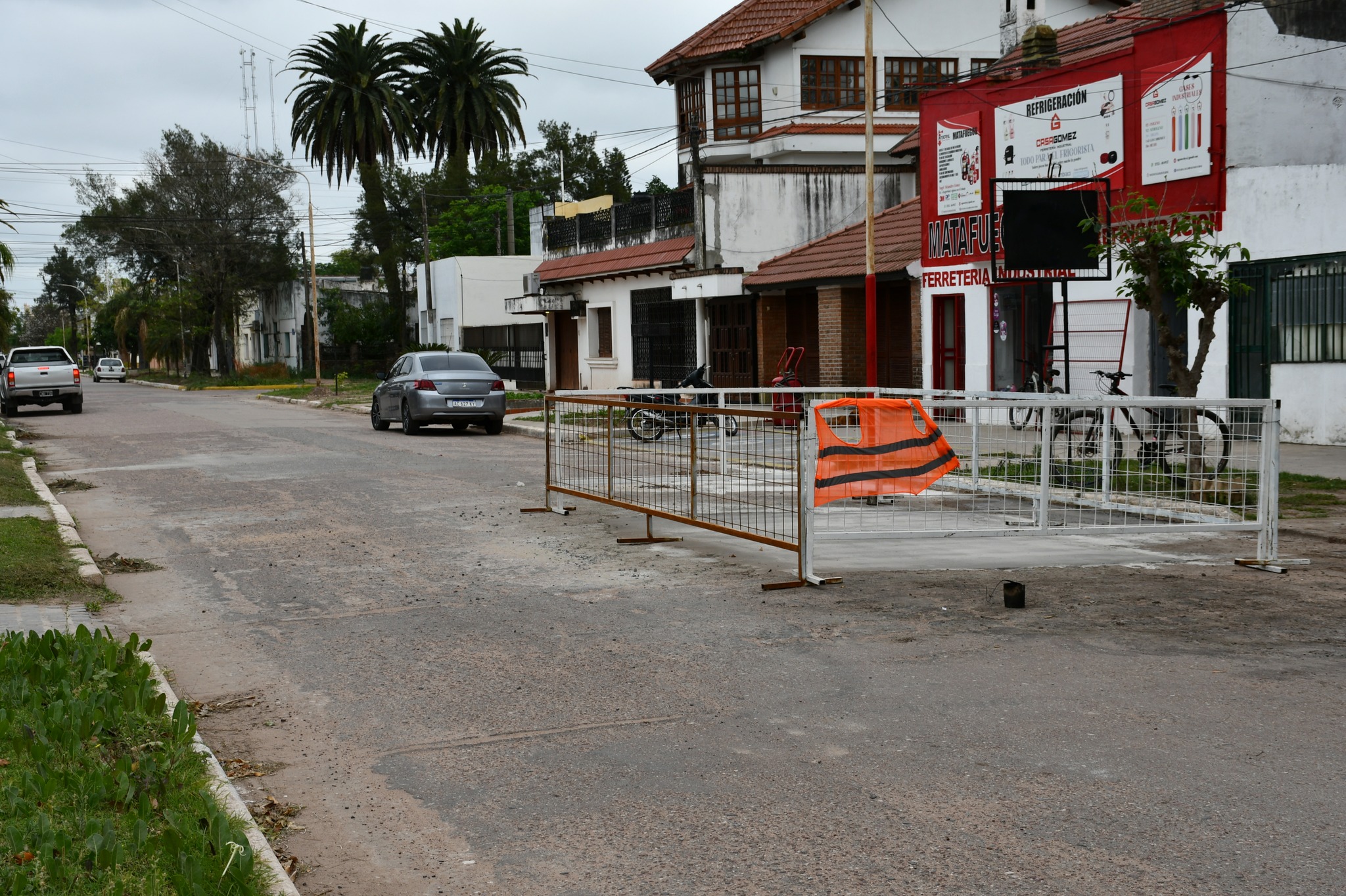 MUNICIPALIDAD DE VILLA ÁNGELA REALIZA TRABAJOS DE BACHEO INTEGRAL EN DISTINTOS PUNTOS DE LA CIUDAD