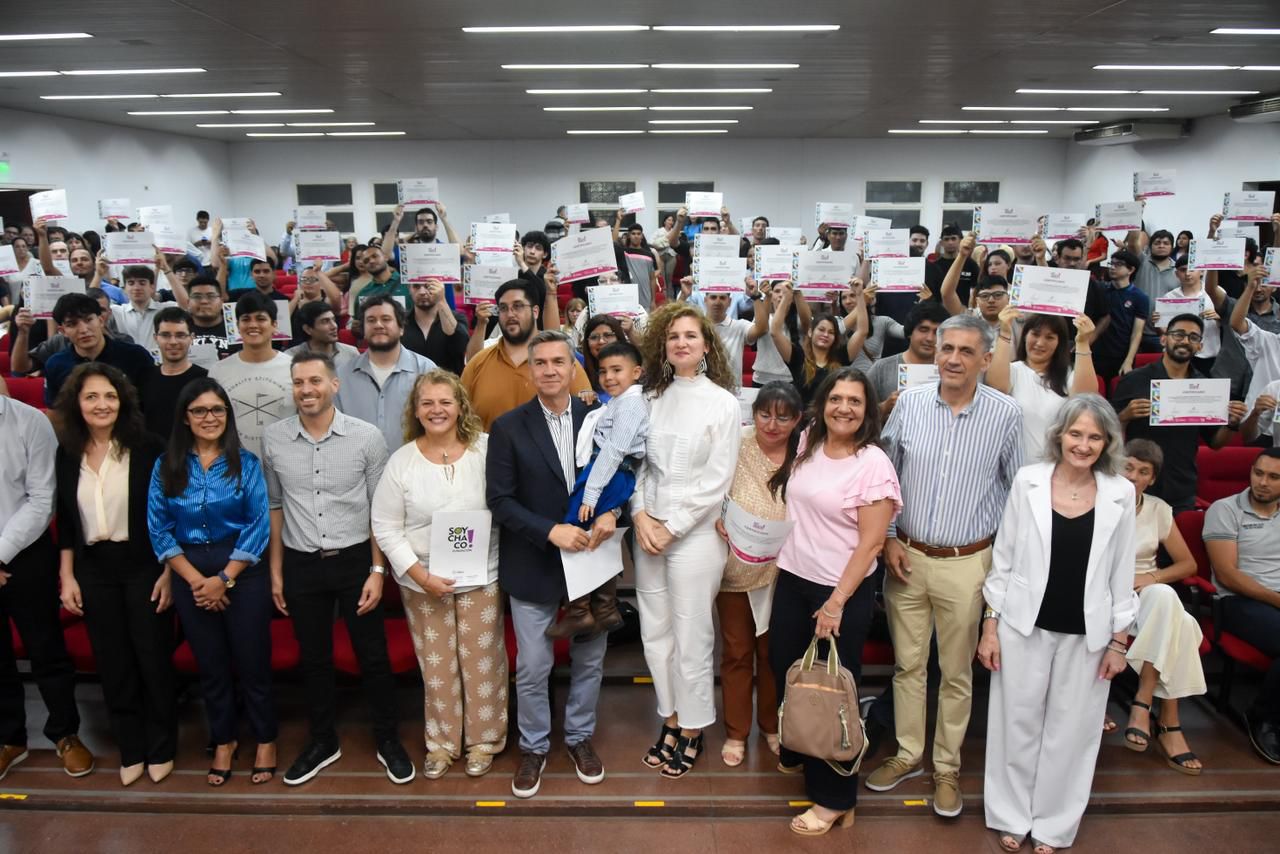 CAPACITACIONES EN OFICIOS: EL GOBERNADOR ZDERO ACOMPA&Ntilde;&Oacute; LA ENTREGA DE CERTIFICADOS DE SOY CHACO