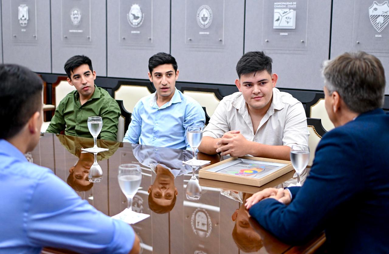 ORGULLO CHAQUE&Ntilde;O: EL GOBERNADOR ZDERO RECIBI&Oacute; AL GRUPO TRINAR, TRAS SU DESTACADA ACTUACI&Oacute;N EN COSQU&Iacute;N