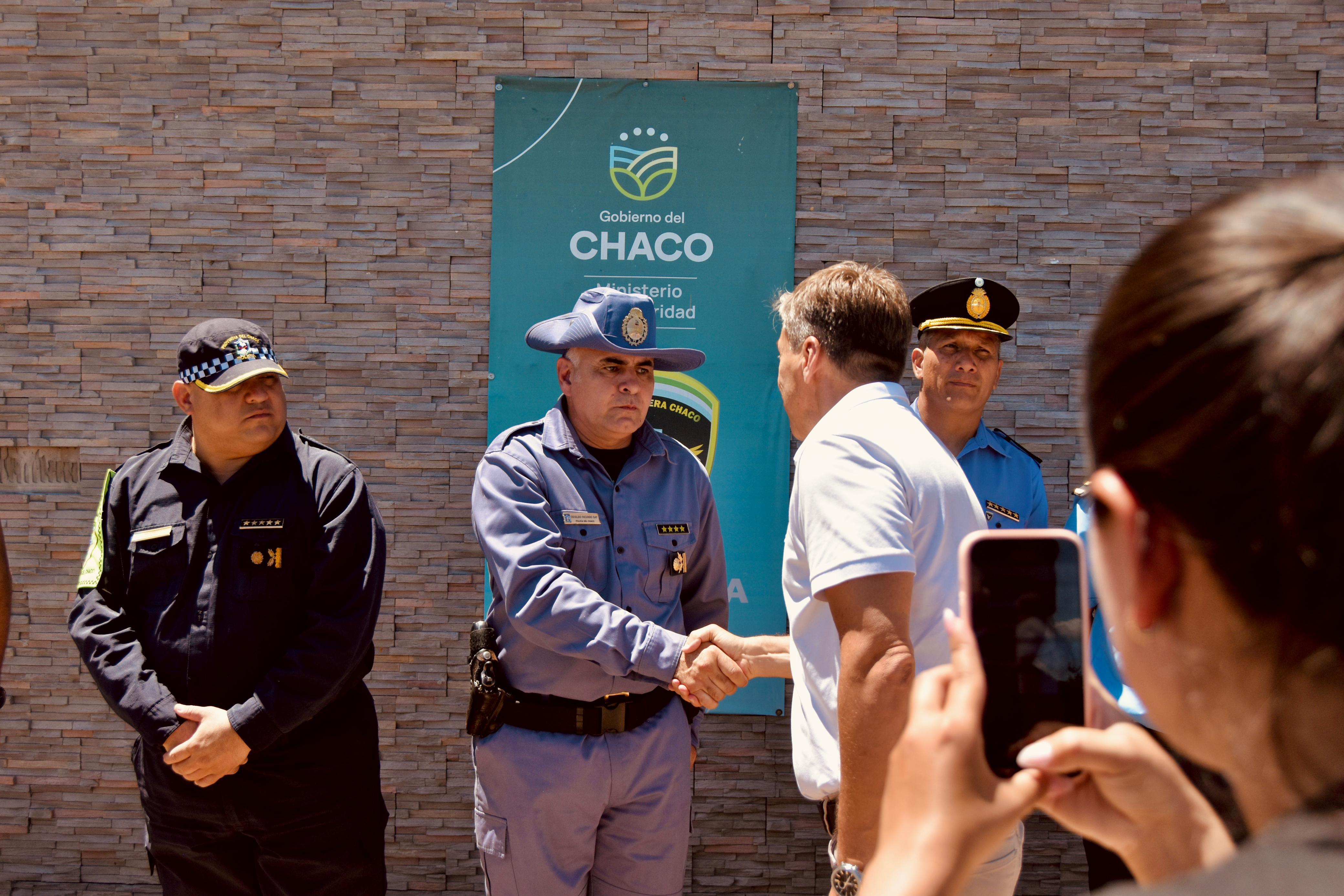 *VEDIA: EL GOBERNADOR ZDERO ENTREG&Oacute; M&Oacute;VILES POLICIALES, EQUIPAMIENTO DE SEGURIDAD Y T&Iacute;TULOS DE TIERRAS*