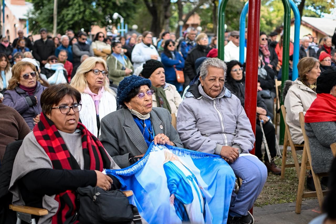 *EL GOBERNADOR ZDERO ACOMPA&Ntilde;&Oacute; LA MISA POR SANTA RITA DE CASIA EN PUERTO TIROL*