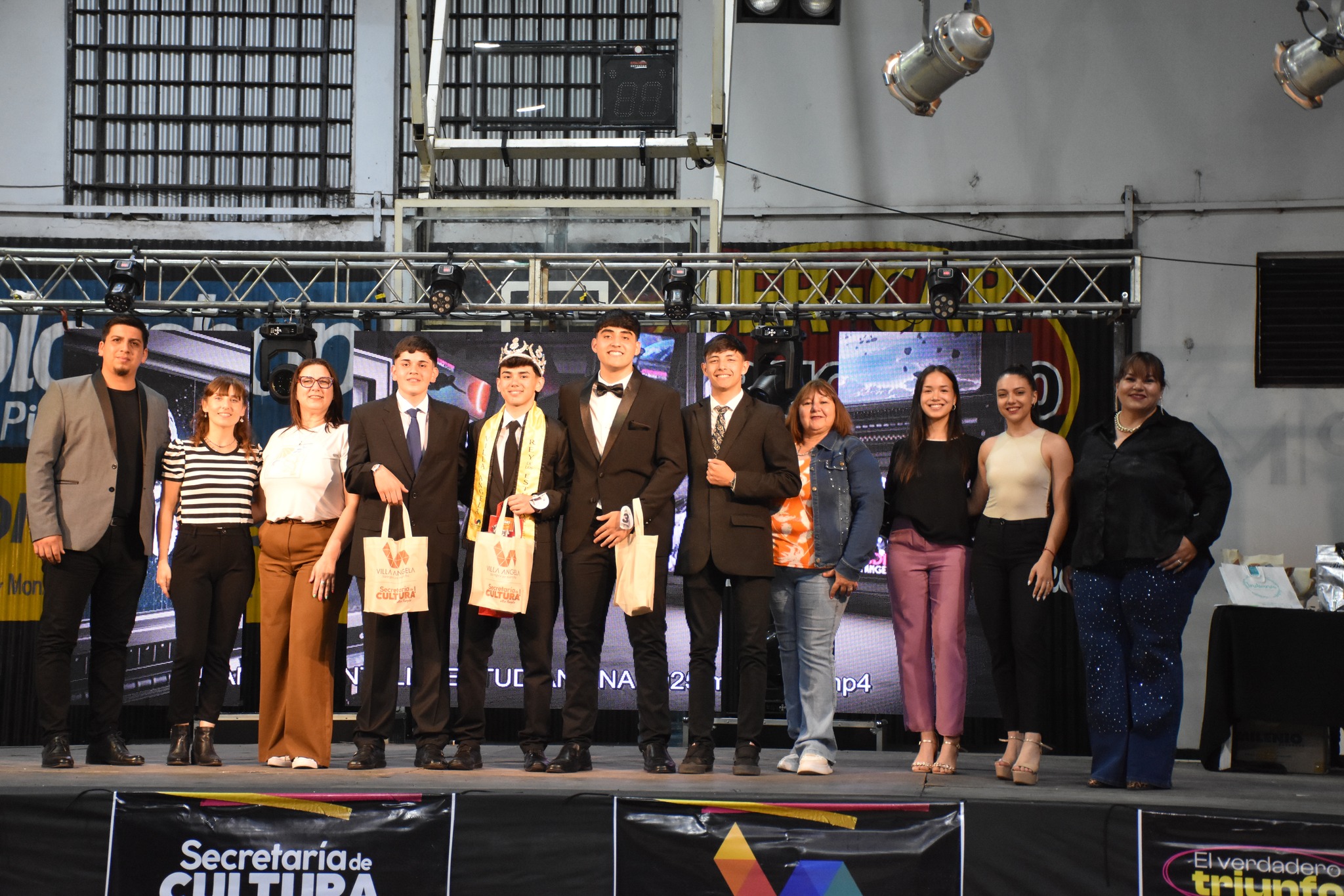 ESTE DOMINGO VILLA ÁNGELA ELIGIÓ A SUS REINAS Y REYES DEL ESTUDIANTE Y LA PRIMAVERA EN EL MARCO DE LA ESTUDIANTINA 2025